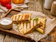 Рецепта Кеседия - пълнени тортили с телешка кайма, чесън и домати
